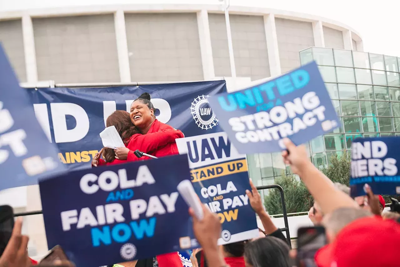 Image: UAW workers rally in support of historic strike in Detroit