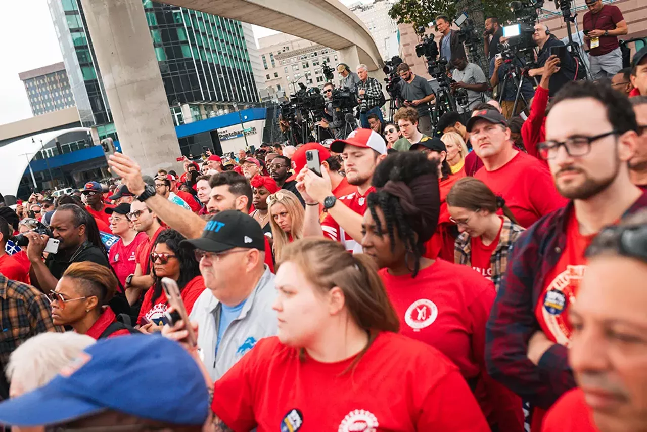 Image: UAW workers rally in support of historic strike in Detroit