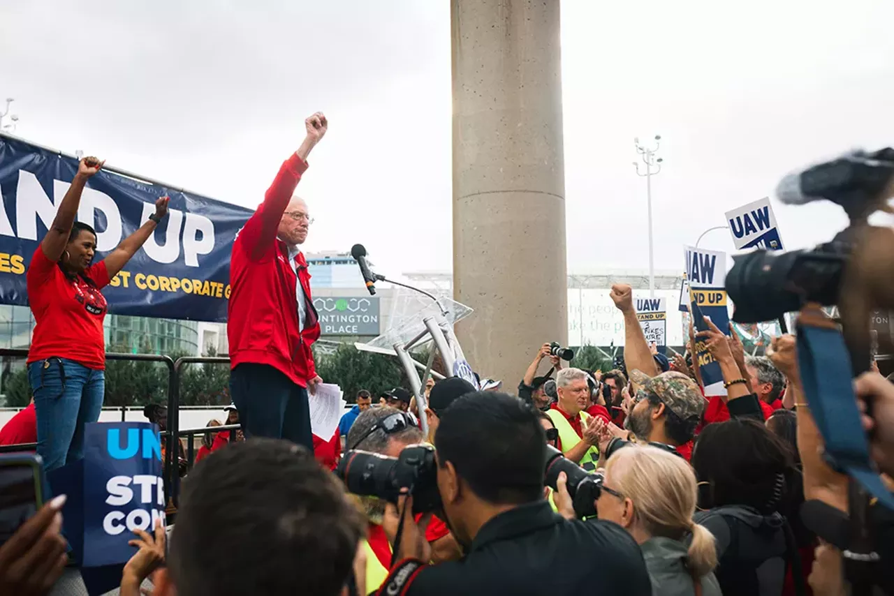 Image: UAW workers rally in support of historic strike in Detroit