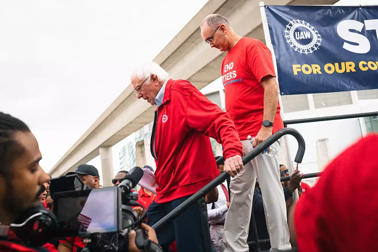 Image: UAW workers rally in support of historic strike in Detroit