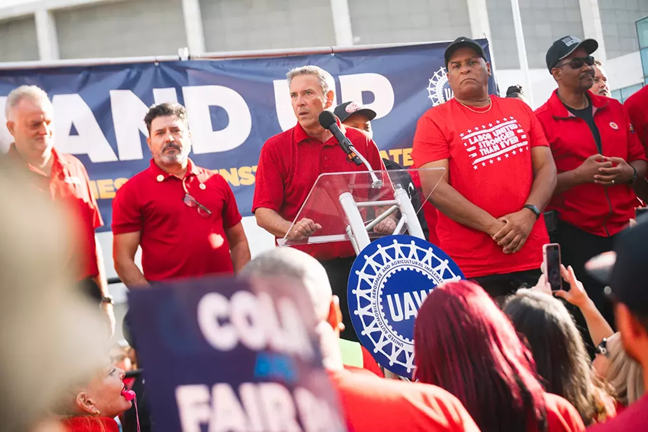 Image: UAW workers rally in support of historic strike in Detroit