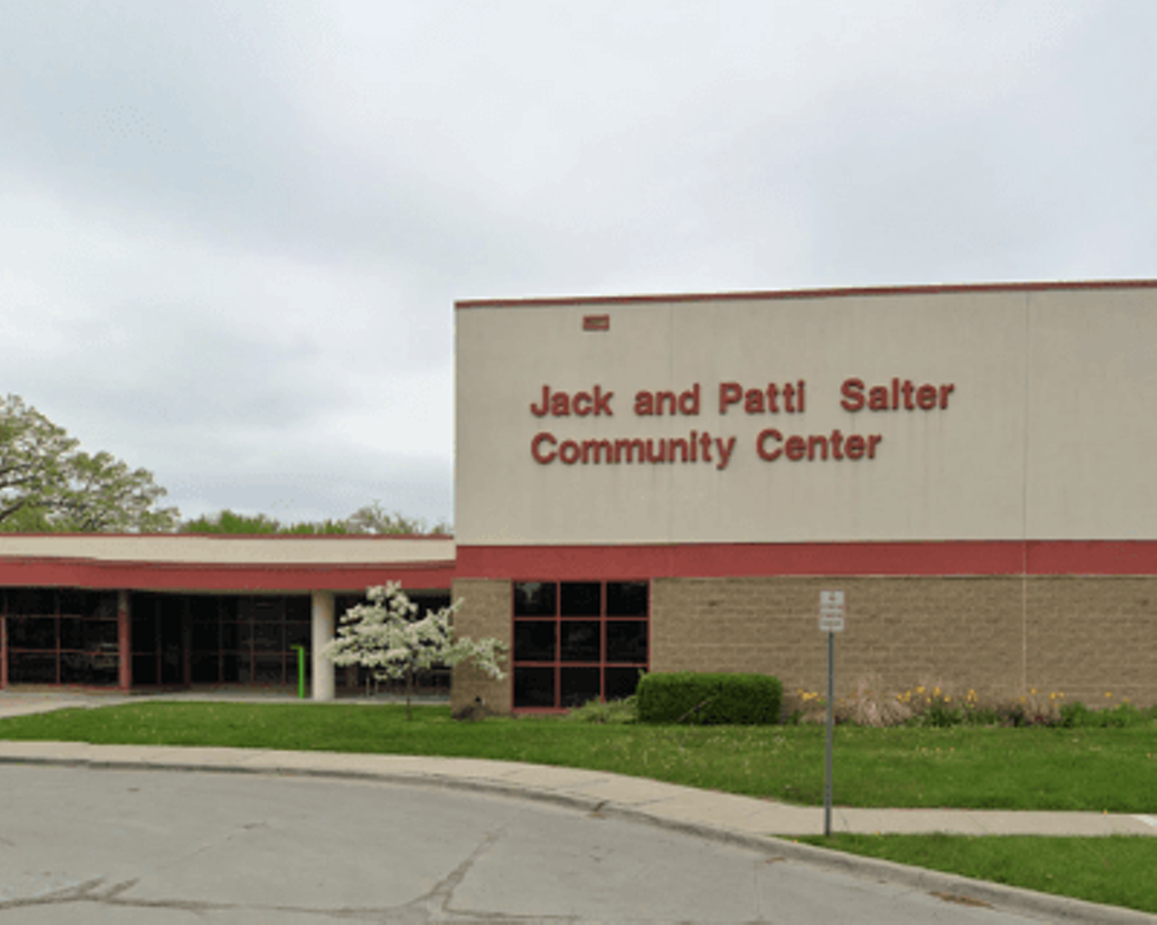 Jack & Patti Salter Community Center 1545 E. Lincoln, Royal Oak; 248-246-3180; romi.gov Located in the center’s gymnasium, the pickleball courts are open from 11-3 p.m. on Monday, Wednesday, and Friday, and 1-3 p.m. on Tuesday. 